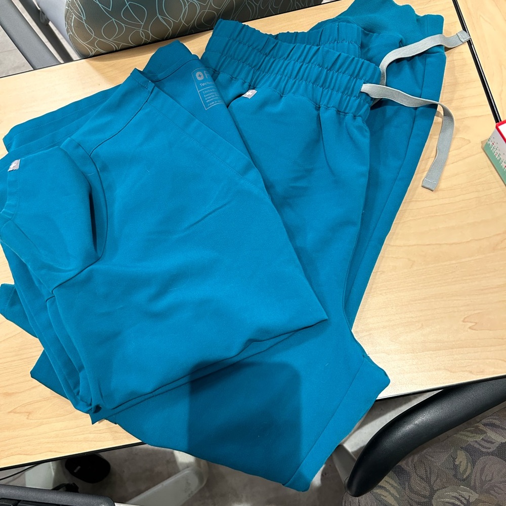 Figs set dark teal size M zamora and one pocket top M